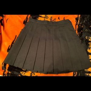 American apparel black pleated skirt